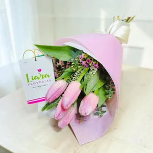 ramo de tulipanes y rosas en tonos pasteles
