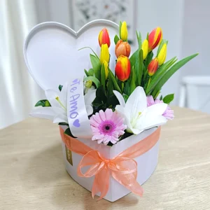 base de corazón con tulipanes de colores amarillos y naranjas