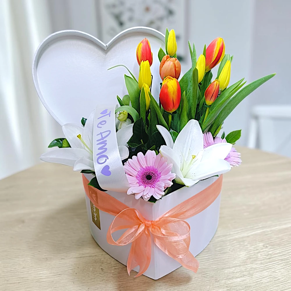 base de corazón con tulipanes de colores amarillos y naranjas