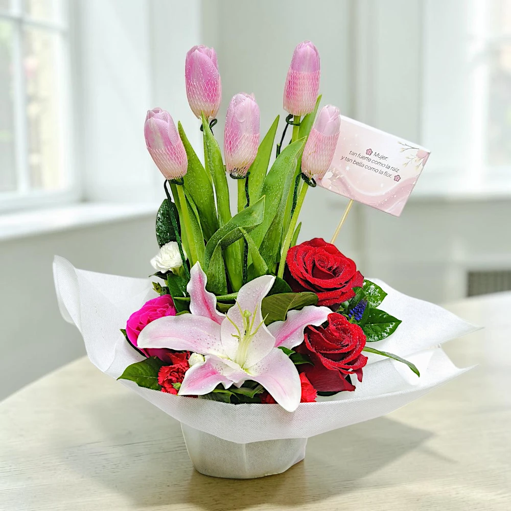 arreglo de tulipanes rosados más rosas rojas