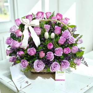 canasta de mimbre, rosas lilas, más tulipanes