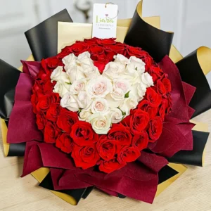 fabuloso ramo buchón corazón de rosas
