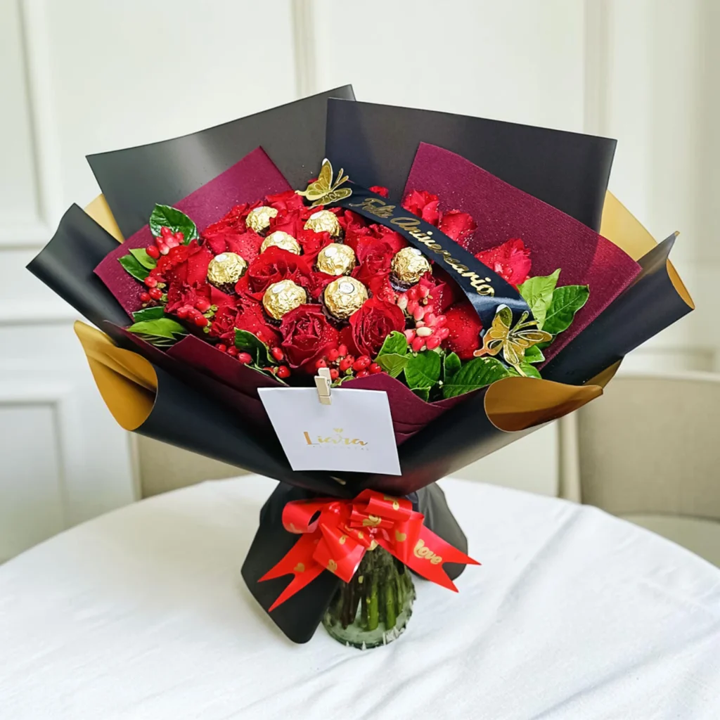 aniversario en rosas y chocolates ramo de 18 rosas rojas 8 unidades de chocolate ferrero roches cinta personalizada follaje mixtos tarjeta impresa decorado con fino papel coreano  Producto exclusivo de LIARA FLORERÍAS Imagen referencial Flores que no son de temporada podrían ser reemplazadas por otras similares 3 horas es el tiempo aproximado para la elaboración del arreglo floral  👉  si desea una atención más rápida y más personalizada nos escribes al whatsapp http://wa.me/51997549847