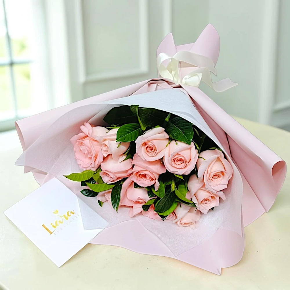 12 rosas rosadas en ramo