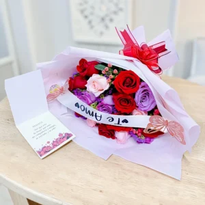 12 rosas de colores en ramo