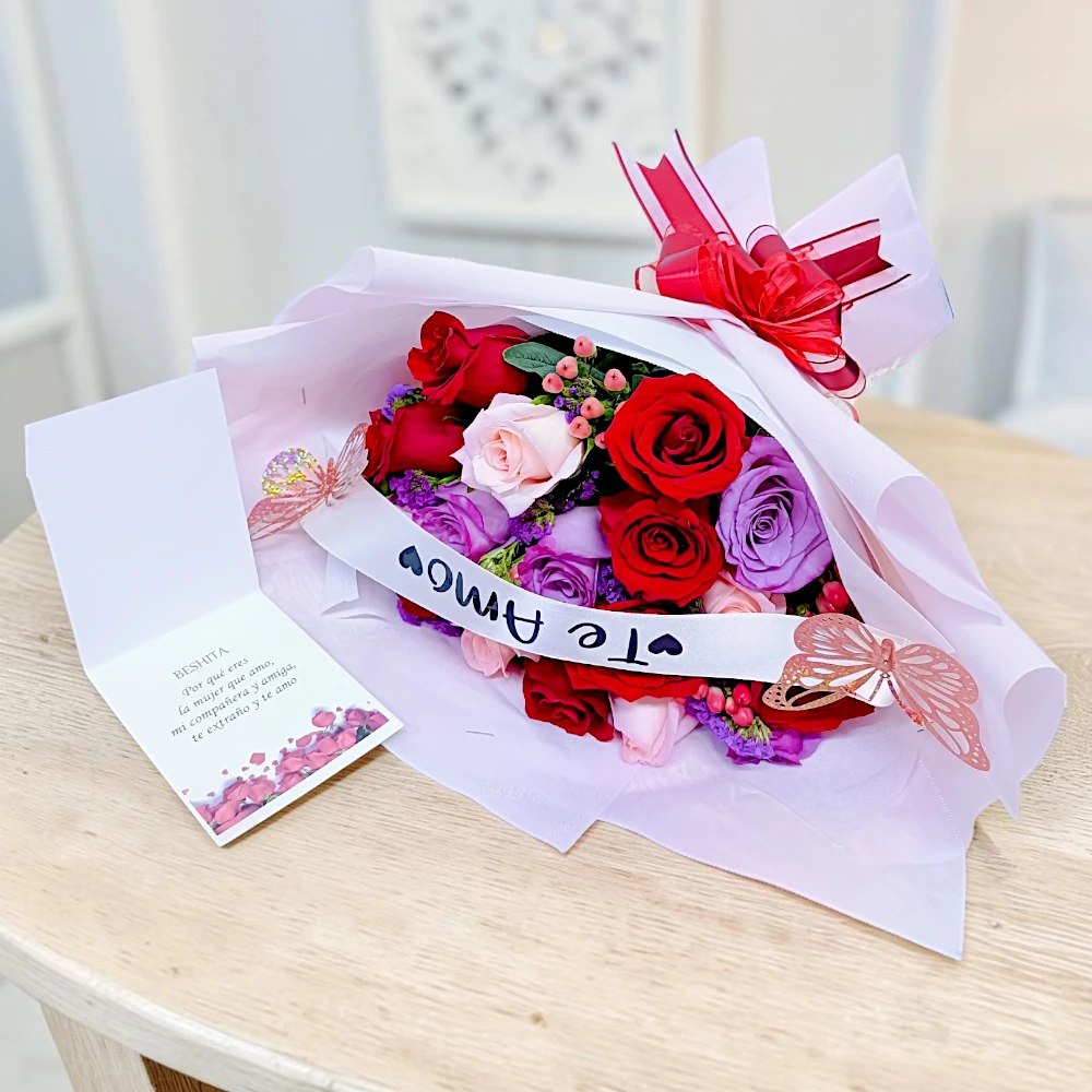 12 rosas de colores en ramo