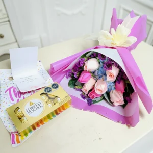 6 rosas rosadas en ramo más chocolate
